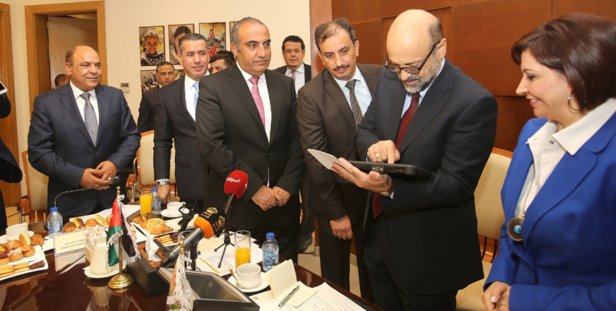Prime Minister Omar Razzaz visits the Greater Amman Municipality on Tuesday (Petra photo)