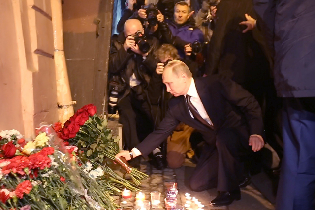 Russian President Vladimir Putin places flowers in memory of victims of the blast in the Saint Petersburg metro outside Technological Institute station on Monday (AFP photo)