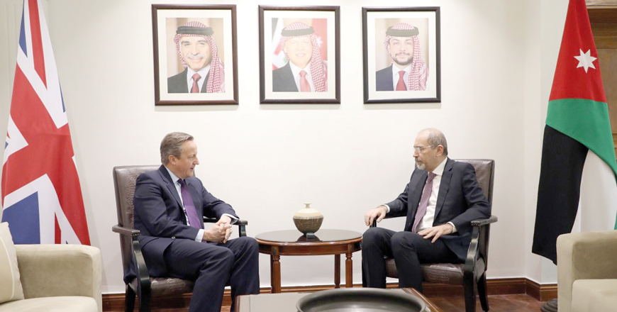 Deputy Prime Minister and Foreign Minister Ayman Safadi on Wednesday discusses with British Foreign secretary David Cameron the war on Gaza and efforts to impose a ceasefire and ensure the delivery of relief aid into the strip (Petra photo)