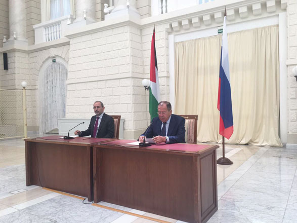Foreign Affairs Minister Ayman Safadi and Russian counterpart Sergey Lavrov hold a joint press conference following their meeting in Sochi, Russia, on Thursday (Petra photo)