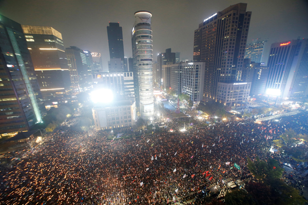 Tens of thousands of South Korean people march during a rally calling on embattled President Park Geun-hye to resign over a growing influence-peddling scandal in central Seoul, South Korea, on Saturday (Reuters photo)