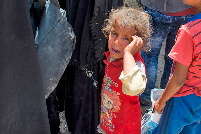 An Iraqi child cries at a camp for internationally display people in Hammam Al Alil on Sunday, after fleeing west Mosul due to the government forces ongoing offensive against the Daesh militants (AFP photo)