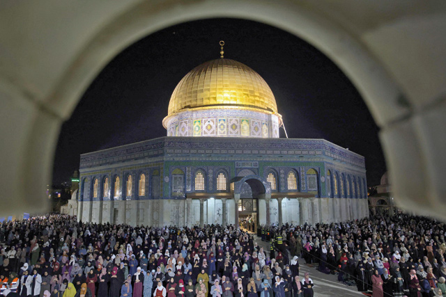 Palestinian devotees pray on Laylat Al Qadr (Night of Destiny) outside the Dome of the Rock in Jerusalem's Al Aqsa Mosque compound during the Muslim holy month of Ramadan on Saturday (AFP photo)