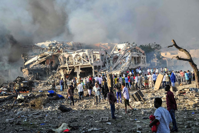 Men and Somalian soldiers arrive on the site to rescue victims of the explosion of a truck bomb in the centre of Mogadishu on Saturday (AFP photo)