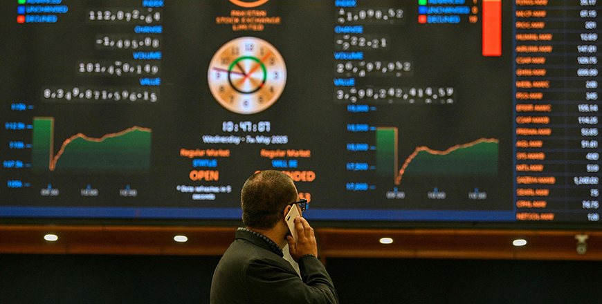 A stockbroker monitors share prices on a digital screen at the Pakistan Stock Exchange (PSX) in Karachi on May 7, 2025, amid the ongoing border tensions (AFP photo)