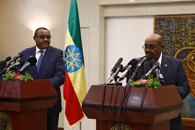 Ethiopian Prime Minister Hailemariam Desalegn (left) and Sudanese President Omar Al Bashir hold a press conference in Khartoum onThursday (AFP photo)