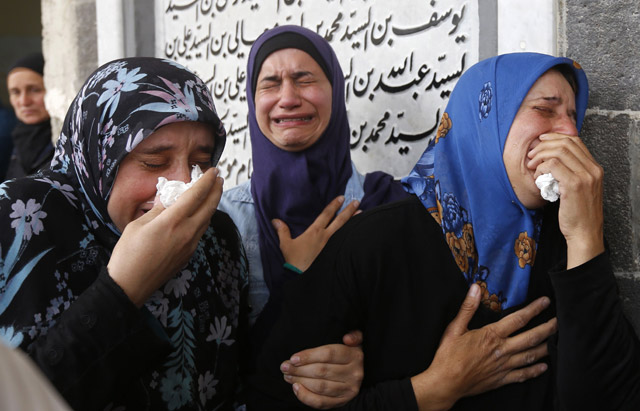 Syrian mourners attend a funeral ceremony in the Sayyida Zeinab Mosque on the outskirts of Damascus on Wednesday, for the victims of a bombing that targeted buses carrying evacuees from the besieged government-held towns of Fuaa and Kafraya (AFP photo by  Louai Beshara)