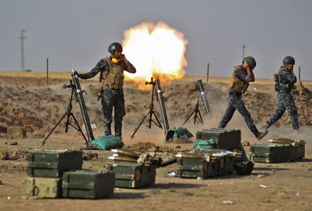 Members of the Iraqi forces fire mortars against Kurdish peshmerga positions near the area of Faysh Khabur, located on the Turkish and Syrian borders in the Iraqi Kurdish autonomous region, on Thursday (AFP photo)
