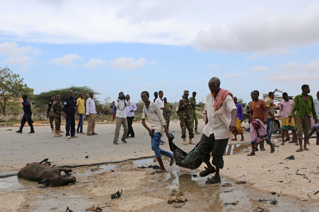 Somalian security forces and people gather at a scene after a bomb attack targeting the armed forces command near the defence ministry in Mogadishu, Somalia, on Sunday (Anadolu Agency photo)
