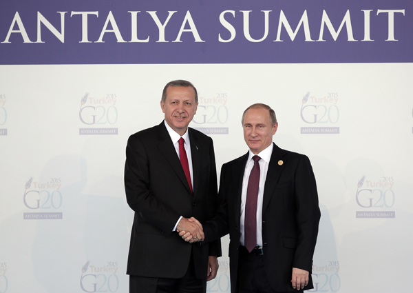 In this November 15, 2015 file photo, Turkish President Recep Tayyip Erdogan (left) welcomes Russian President Vladimir Putin at the G-20 summit in Antalya (AP photo)