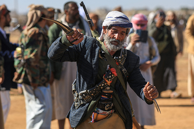 A Yemeni tribal gunman takes part in a demonstration denouncing Israeli stikes and in solidarity with Palestine, in the suburbs of the Huthi-controlled capital Sanaa, on December 23, 2024 (AFP photo)