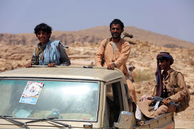 Members of the Popular Resistance militia backing Yemen's President Abed Rabbo Mansour Hadi ride on the back of a truck as they head to the frontline of fighting against forces of Houthi rebels in Makhdara area of Marib province, Yemen, on June 28 (Reuters photo)