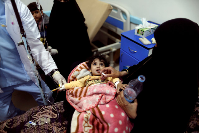 Woman gives her daughter rehydration fluid at a cholera treatment centre in Sanaa, Yemen, May 15 (Reuters photo)