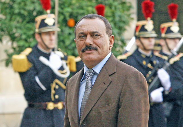 This file photo taken on November 18, 2006, shows Yemeni ex-president Ali Abdullah Saleh arriving at the Elysee Palace in Paris to meet with former French president Jacques Chirac (AFP photo)