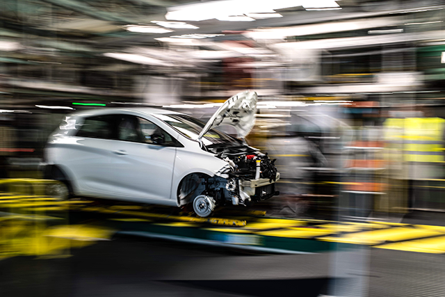 The assembly line producing both the electric car Renault Zoe and the hybrid vehicle Nissan Micra in Flins-sur-Seine on May 6 (AFP photo)