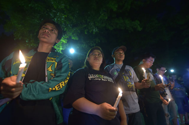 Indonesian people take part in a candlelight vigil in support of the victims and their relatives following a series of bomb attacks in Surabaya in Jakarta on Monday (AFP photo)