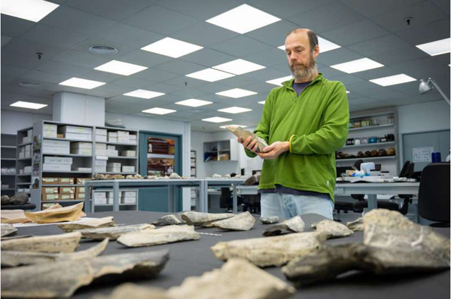 Bone tools found in Olduvai, photographed in the Pleistocene Archaeology Lab of CSIC  (Photo of CSIC)