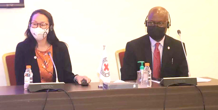 Head of ICRC mission in Jordan Sarah Avrillaud and ICRC Communications Coordinator Adebayo Olowo Ake during a media workshop on Sunday (Petra photo)