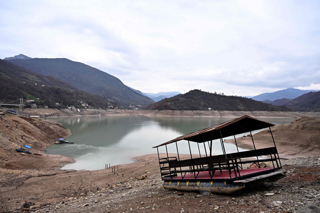 This photograph shows the shore of the Jablanicko artificial lake, through which the Neretva River flows, near the Bosnian town of Konjic, on Thursday (AFP photo)