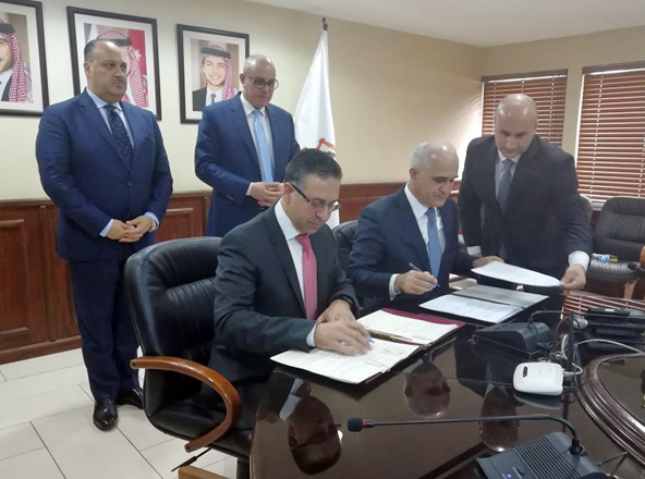 Qudah and Mustafayev sign the minutes of the Jordanian-Azeri Committee meetings in Amman on Tuesday (Photo courtesy of Petra)