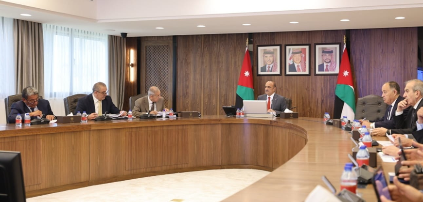 Prime Minister Bisher Khasawneh chairs a Cabinet session on Sunday (Petra photo)