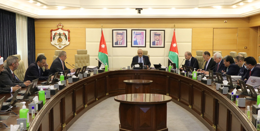 Prime Minister Bisher Al Khasawneh chairs a Cabinet meeting on Sunday (Petra photo)