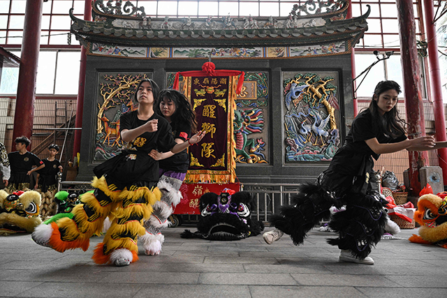 This photo taken on January 22 shows female lion dancers taking part in a practice session at an ancestral temple in Shantou, in southern China's Guangdong province (AFP photo)