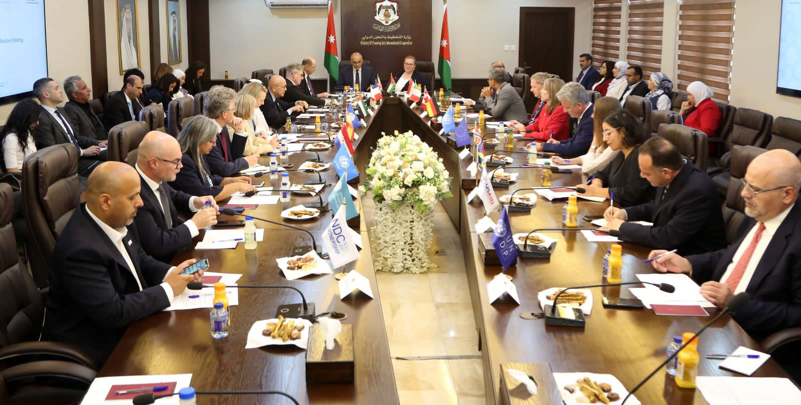 Minister of Planning and International Cooperation Zeina Toukan, Minister of Environment Muawieh Radaideh, Under-Secretary of the Foreign, Commonwealth and Development Office Philip Barton and officials during the second climate coordination meeting at the Ministry of Planning and International Cooperation (Photo courtesy of Planning Ministry)