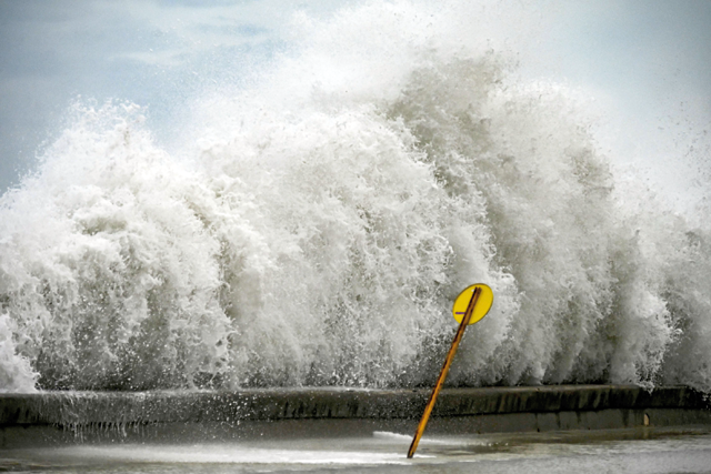 Waves hit the Malecon in Havana, on Wednesday, after the passage of hurricane Ian (AFP photo)