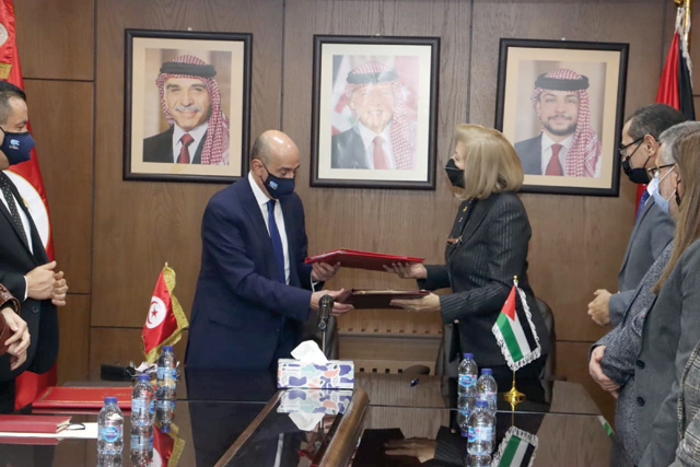 Culture Minister Haifa Najjar and Tunisia’s Ambassador to Jordan Khaled Suhaili during a signing ceremony on Sunday (Petra photo)
