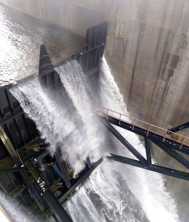   In this photo taken on Sunday, King Talal Dam is seen overflowing after it surpassed its full water storage capacity of 75 million cubic metres (Photo courtesy of Water Ministry)