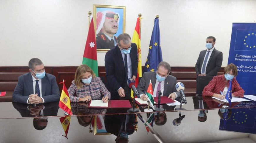 Minister of Health Feras Al Hawari and Director of the Spanish Agency for International Development Cooperation in Jordan Santiago Medina sign a letter of intent aimed to strengthen the public health system in Jordan on Monday (Petra photo)
