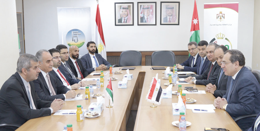 Minister of Energy and Mineral Resources Saleh Kharabsheh and Egyptian Minister of Petroleum and Mineral Resources Tarek El Molla during a meeting on Saturday (Petra photo)