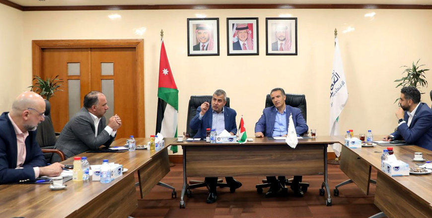 The Ministry of Energy and Mineral Resources and Aqaba Special Economic Zone Authority on Thursday discuss the latest developments in Sheikh Sabah Port Natural Gas Development Project and its gasification facility (Petra photo)