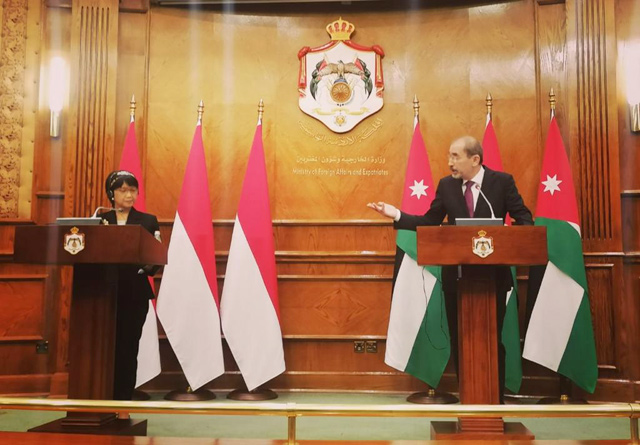 Deputy Prime Minister and Minister of Foreign Affairs Ayman Safadi and Indonesian Foreign Minister Retno Marsudi hold a press conference in Amman on Tuesday (Photo courtesy of Foreign Ministry)