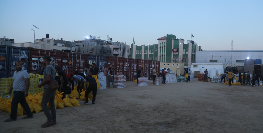 Jordanian field hospital in southern Gaza on Monday distributes vital food parcels to Khan Younis residents  (Photos courtesy of JAF)