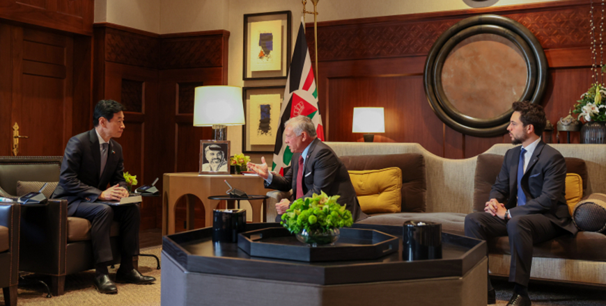 His Majesty King Abdullah receives Japanese Minister of Economy, Trade and Industry Nishimura Yasutoshi, during a meeting attended by HRH Crown Prince Hussein, at Al Husseiniya Palace on Tuesday (Photo courtesy of Royal Court) 