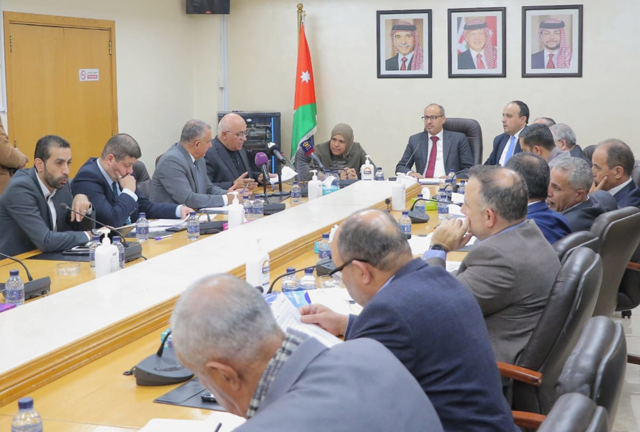 Independent Election Commission Board Chairman Musa Maaytah meets with members of the Parliamentary Financial Committee on Monday (Petra photo)