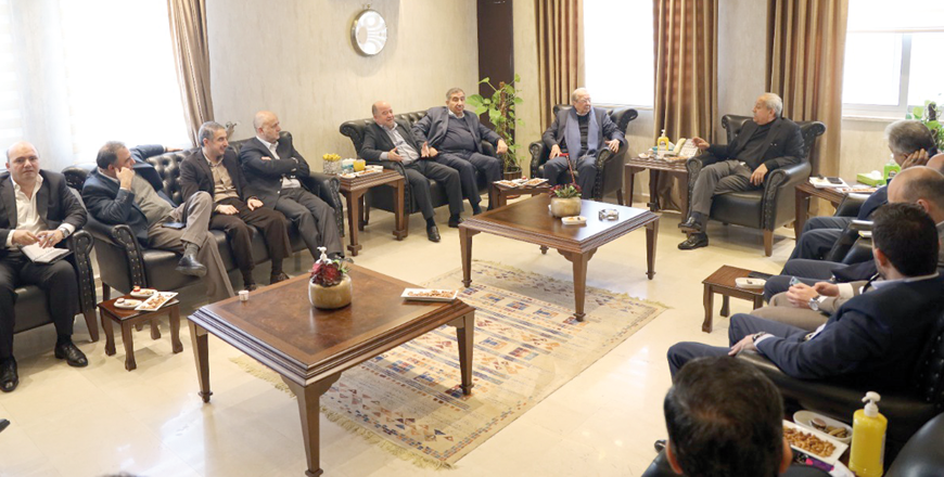 Jordanian Business Association President Hamdi Tabbaa and President of the Jordan and Amman Chambers of Industry Fathi Jaghbir during a meeting on Saturday (Petra photo)