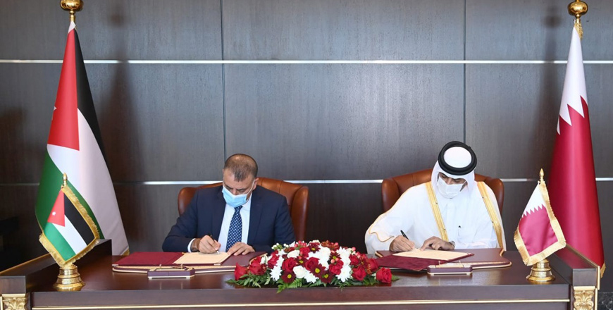 Interior Minister Mazen Faraiah and Qatari Prime Minister and Minister of Interior Sheikh Khalid Bin Khalifa Al Thani sign a security cooperation agreement in Doha on Sunday (Petra photo)