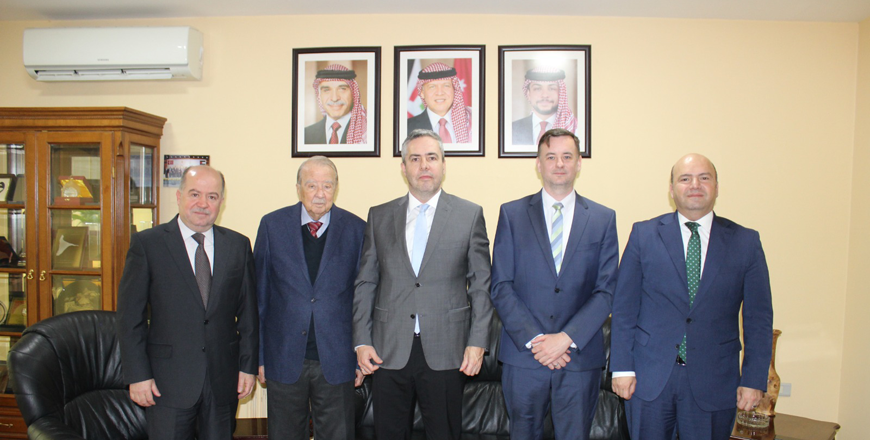 Jordanian Businessmen Association President Hamdi Tabbaa and Hungarian Ambassador Attila Kali on Saturday discuss prospects of enhancing economic relations between the two countries (Petra photo)