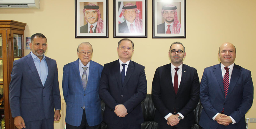 Chairman of the Jordanian Businessmen Association Hamdi Tabbaa and Cyprus Ambassador to Jordan Sevag Avedissian discuss establishment of a Jordanian-Cypriot Business Council to enhance cooperation  (Petra photo)
