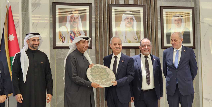 Jordan Chamber of Industry President Fathi Jaghbir and President of the Bahrain Chamber of Commerce and Industry Abdullah Nass during the Jordanian-Bahraini Business Forum in Manama on Wednesday (Petra photo)
