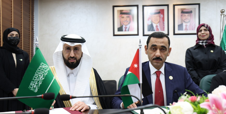 Director-General of the Jordan Food and Drug Administration Nizar Mheidat and CEO of the Saudi Food and Drug Authority Hisham Jadhei on Tuesday in Amman sign a memorandum of understanding in food and pharmaceuticals (Petra photo)