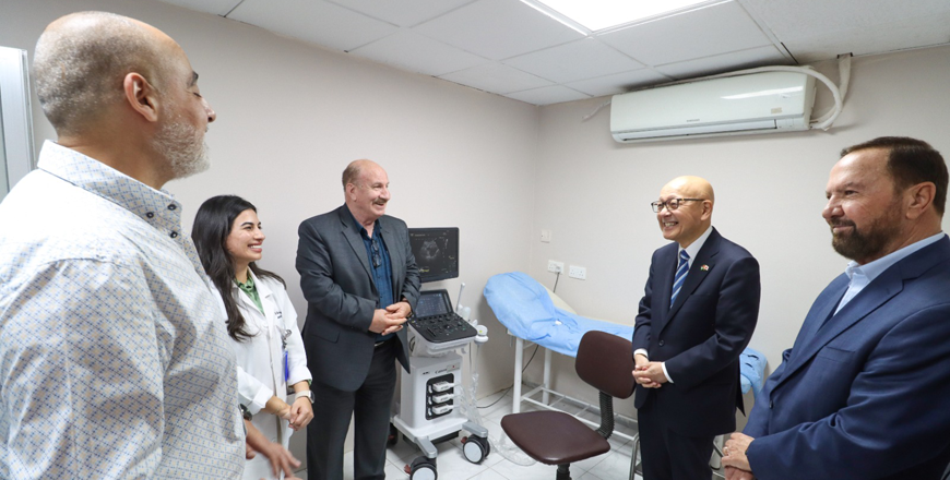   The handover ceremony of ultrasound equipment was held on Monday 22nd of April, in the presence of Okuyama Jiro, ambassador of Japan to the Hashemite Kingdom of Jordan, and Salim Khair, secretary-general of the Jordanian National Red Crescent Society  (Photo courtesy of the Embassy of Japan in Jordan)