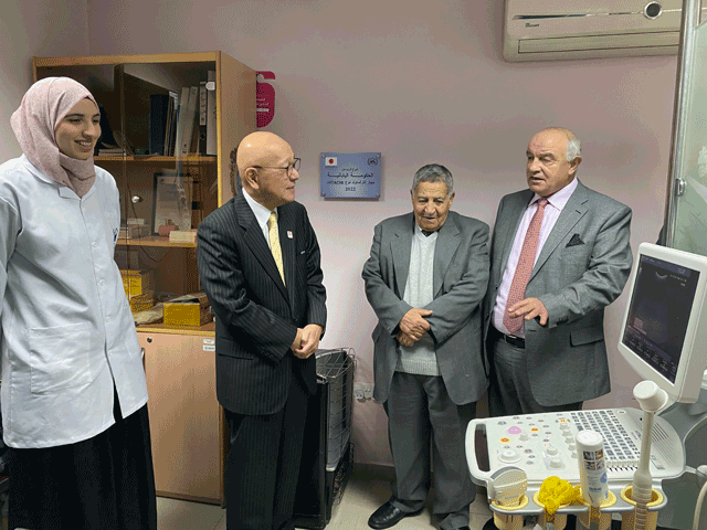 Japan’s Ambassador to Jordan Okuyama Jiro and President of the Board of Directors of the JAFPP Abed Mansi during the handover ceremony of medical equipment for maternal and child health on Monday (Photo courtesy of Japanese embassy)