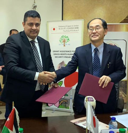 Japanese Ambassador to Jordan Hidenao Yanagi and Mayor of the Greater Madaba Municipality Ahmad Salameh Al Azaydeh (left) during the signing of a grant contract on Thursday (Photo courtesy of Japanese embassy)