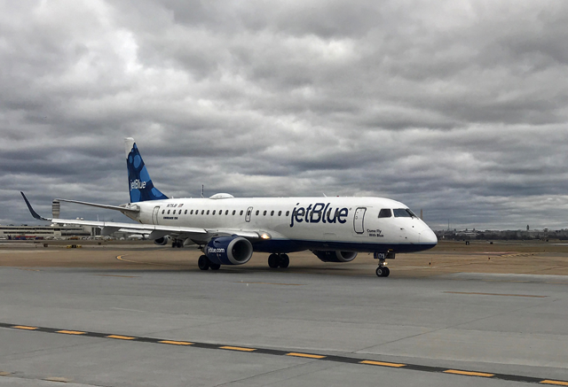 A JetBlue airplane sits on the tarmac waiting for takeoff at Ronald Reagan Washington National Airport (AFP photo)