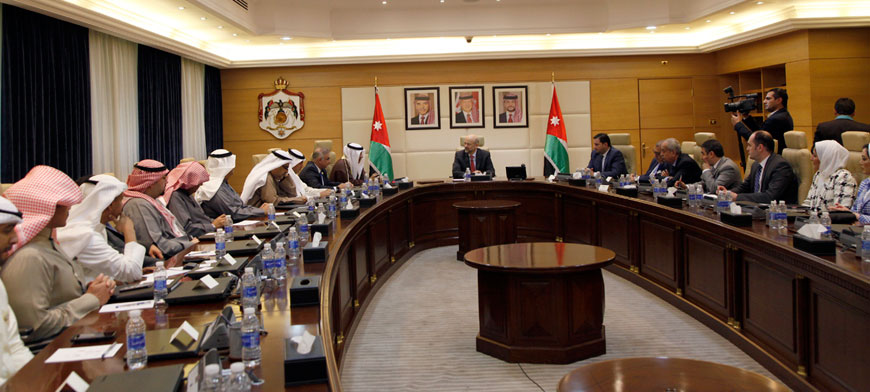   Prime Minister Omar Razzaz chairs a meeting with a Kuwaiti industrial-commercial delegation on Monday (Petra photo)