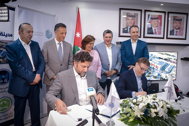 Minister of Investment Kholoud Al Saqqaf, ASEZA Chief Commissioner Nayef Al Fayez and officials during the signing of an agreement between Jordan Capital & Investment Fund  and  Aqaba Digital Hub (Photo courtesy of JCIF)